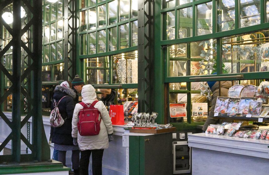 Предновогодняя ярмарка товаров локальных производителей открыта на Тверской площади 10 фото