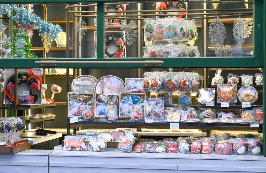 Предновогодняя ярмарка товаров локальных производителей открыта на Тверской площади 9 фото