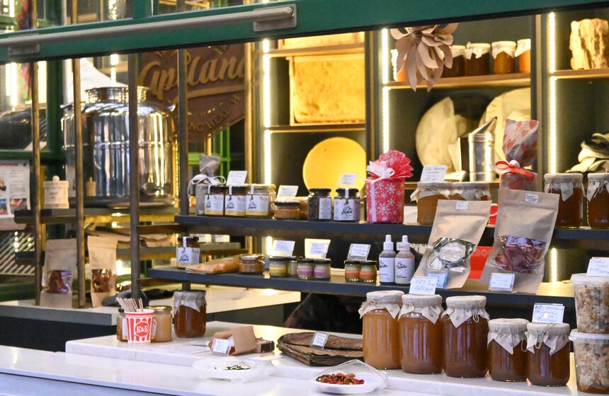 Предновогодняя ярмарка товаров локальных производителей открыта на Тверской площади 6 фото