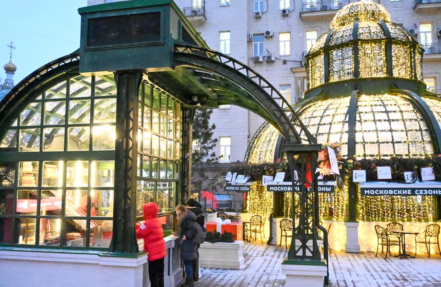 Предновогодняя ярмарка товаров локальных производителей открыта на Тверской площади 17 фото