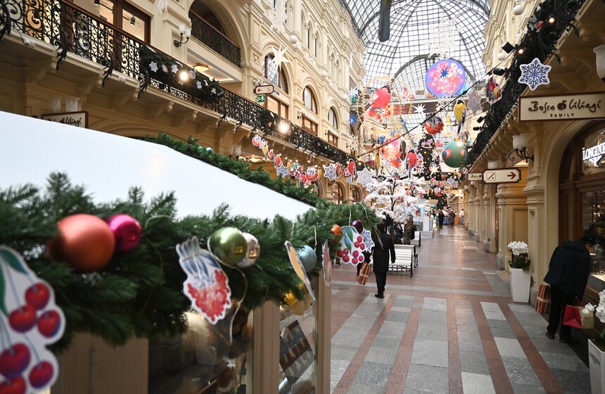 В Москве открылась ежегодная выставка "Новогодние елки в ГУМе на Красной площади" 22 фото