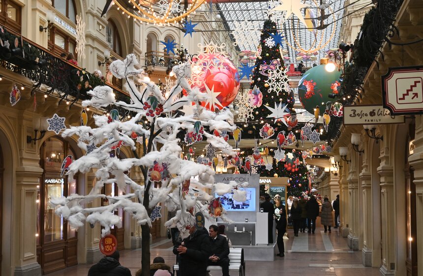 В Москве открылась ежегодная выставка "Новогодние елки в ГУМе на Красной площади" 33 фото