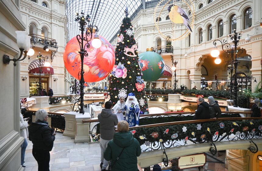 В Москве открылась ежегодная выставка "Новогодние елки в ГУМе на Красной площади" 26 фото