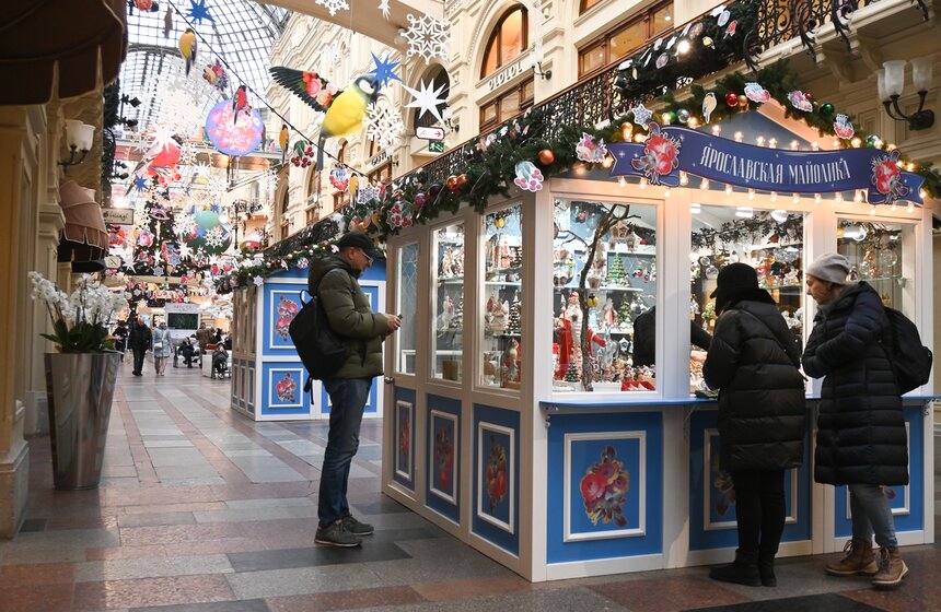 В Москве открылась ежегодная выставка "Новогодние елки в ГУМе на Красной площади" 19 фото
