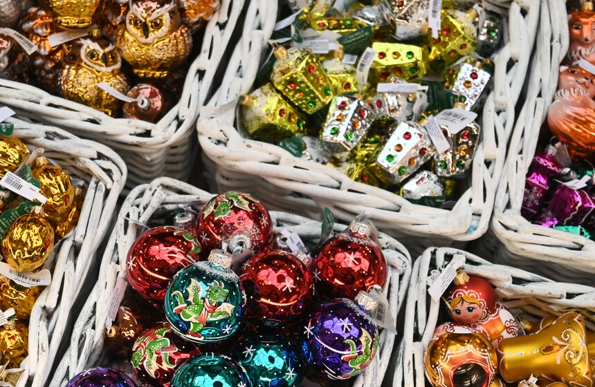 В Москве открылась ежегодная выставка "Новогодние елки в ГУМе на Красной площади" 24 фото