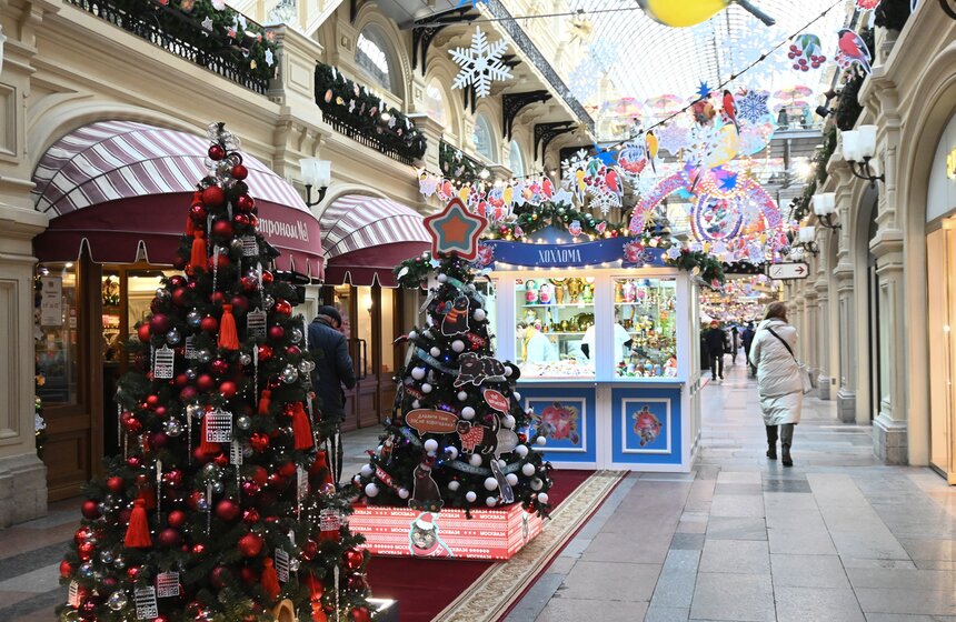 В Москве открылась ежегодная выставка "Новогодние елки в ГУМе на Красной площади" 1 фото