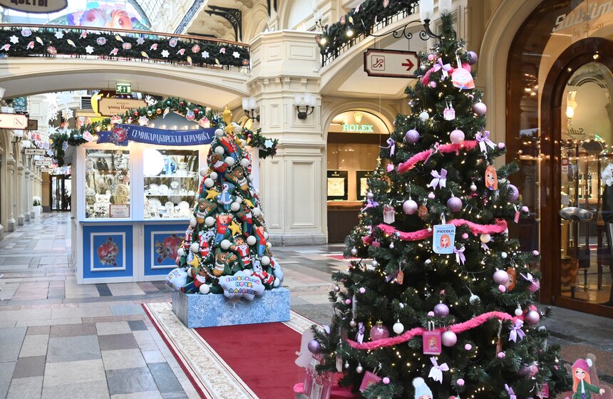 В Москве открылась ежегодная выставка "Новогодние елки в ГУМе на Красной площади" 30 фото