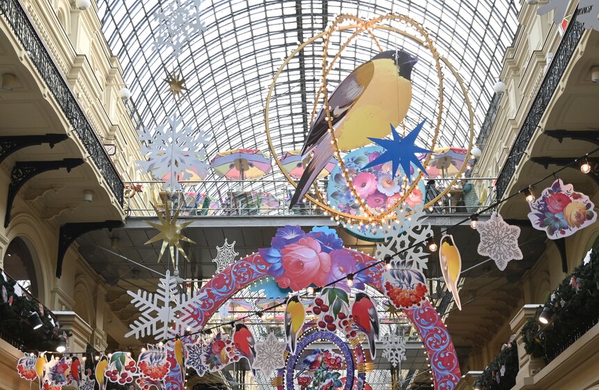 В Москве открылась ежегодная выставка "Новогодние елки в ГУМе на Красной площади" 10 фото