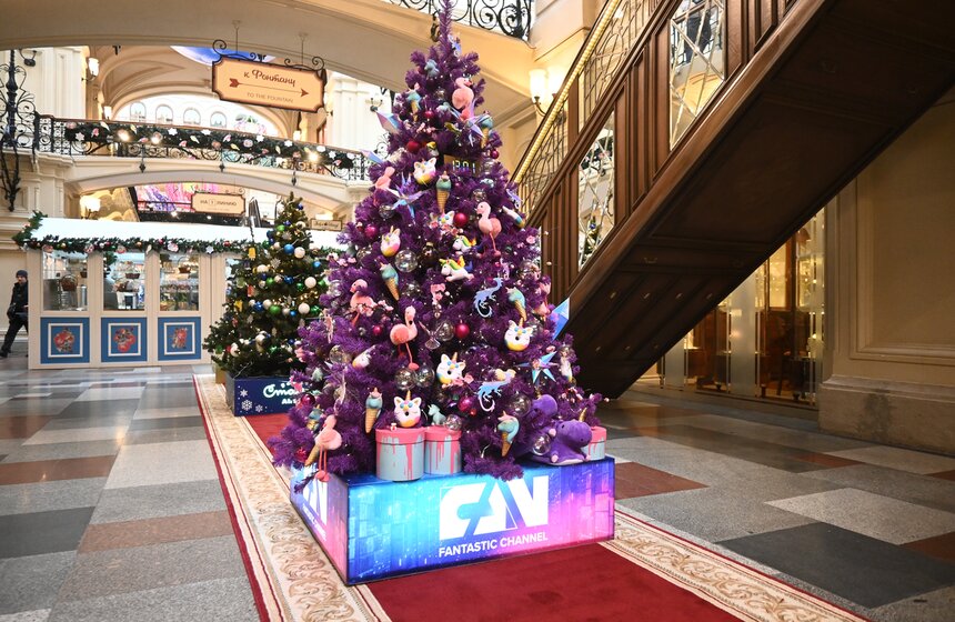 В Москве открылась ежегодная выставка "Новогодние елки в ГУМе на Красной площади" 8 фото