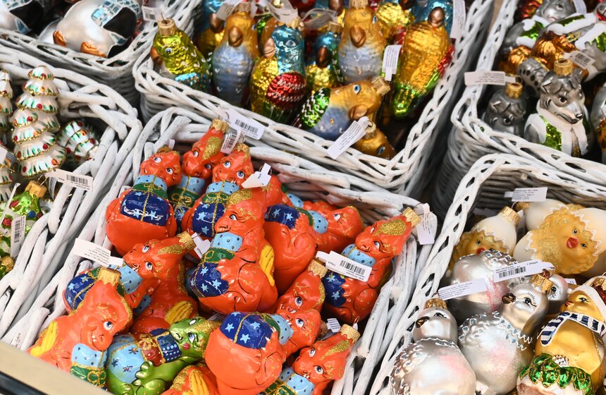 В Москве открылась ежегодная выставка "Новогодние елки в ГУМе на Красной площади" 16 фото