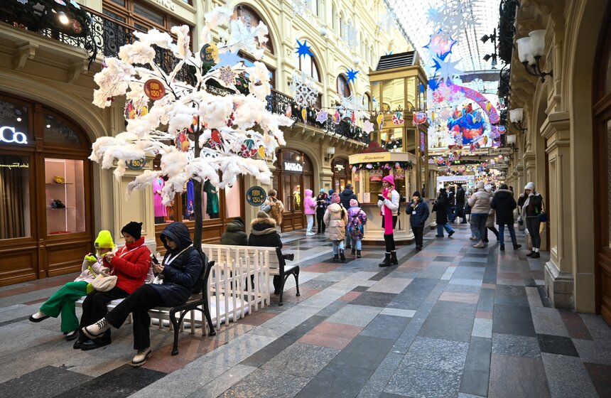 В Москве открылась ежегодная выставка "Новогодние елки в ГУМе на Красной площади" 7 фото