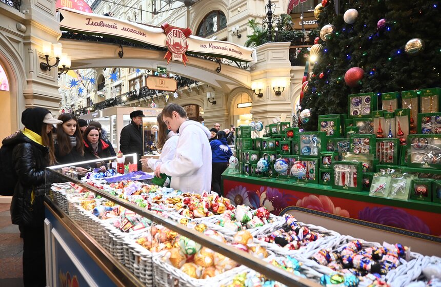 В Москве открылась ежегодная выставка "Новогодние елки в ГУМе на Красной площади" 23 фото