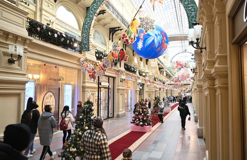 В Москве открылась ежегодная выставка "Новогодние елки в ГУМе на Красной площади" 17 фото