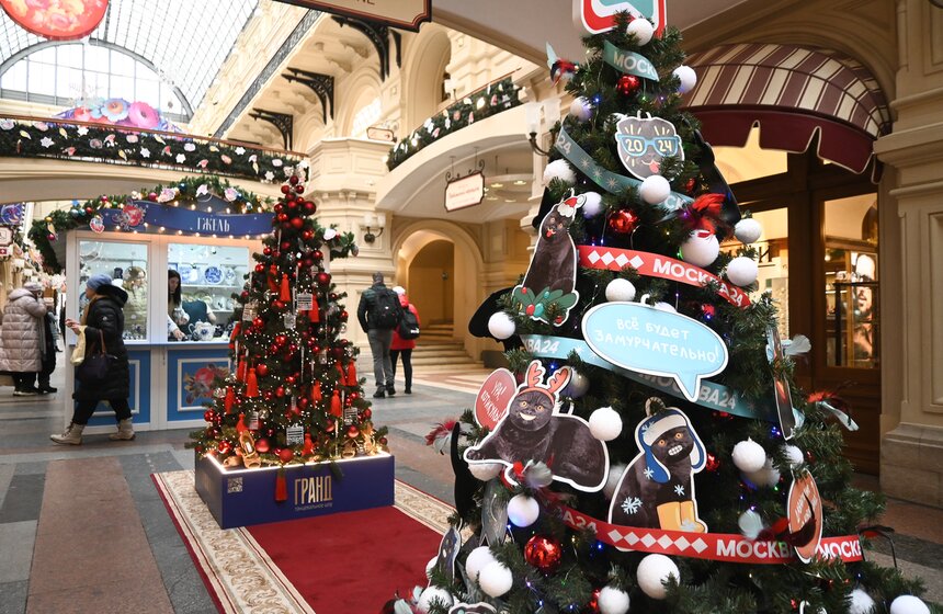 В Москве открылась ежегодная выставка "Новогодние елки в ГУМе на Красной площади" 3 фото