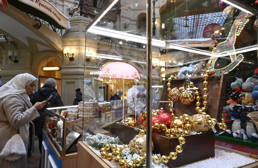В Москве открылась ежегодная выставка "Новогодние елки в ГУМе на Красной площади" 11 фото