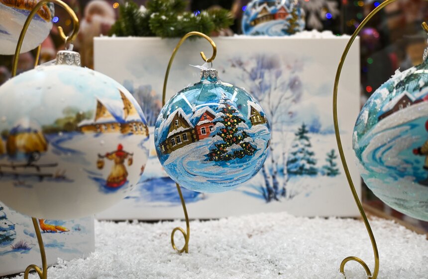 В Москве открылась ежегодная выставка "Новогодние елки в ГУМе на Красной площади" 15 фото