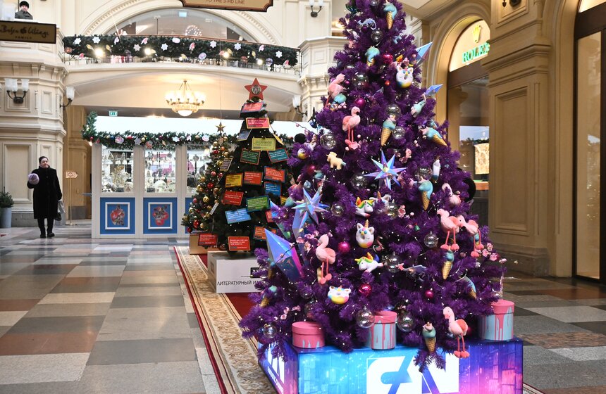 В Москве открылась ежегодная выставка "Новогодние елки в ГУМе на Красной площади" 21 фото