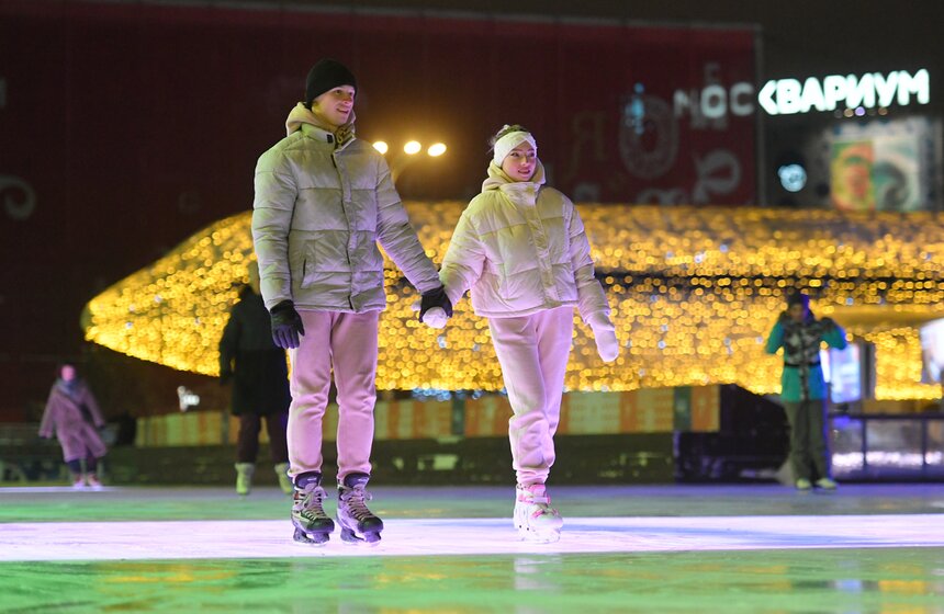В Москве открылся каток на ВДНХ 7 фото