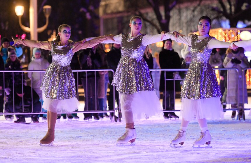 В Москве открылся каток на ВДНХ 16 фото