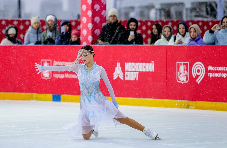 Каток с искусственным льдом открыли на Северном речном вокзале в столице 1 фото