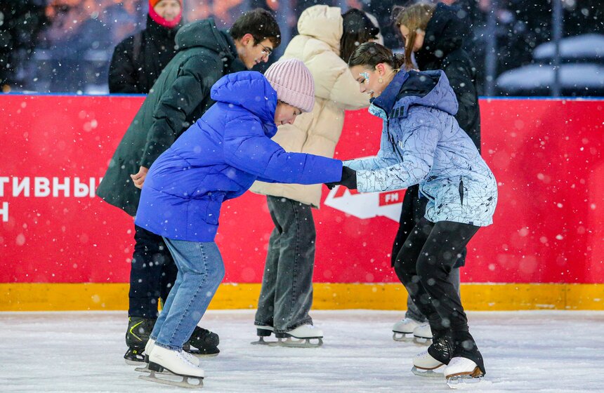 Каток с искусственным льдом открыли на Северном речном вокзале в столице 9 фото