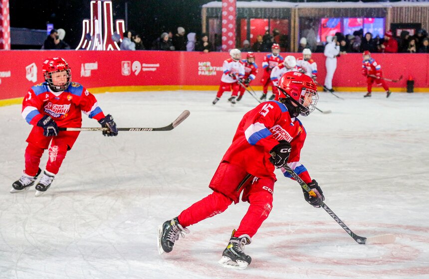 Каток с искусственным льдом открыли на Северном речном вокзале в столице 19 фото