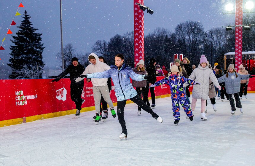 Каток с искусственным льдом открыли на Северном речном вокзале в столице 7 фото