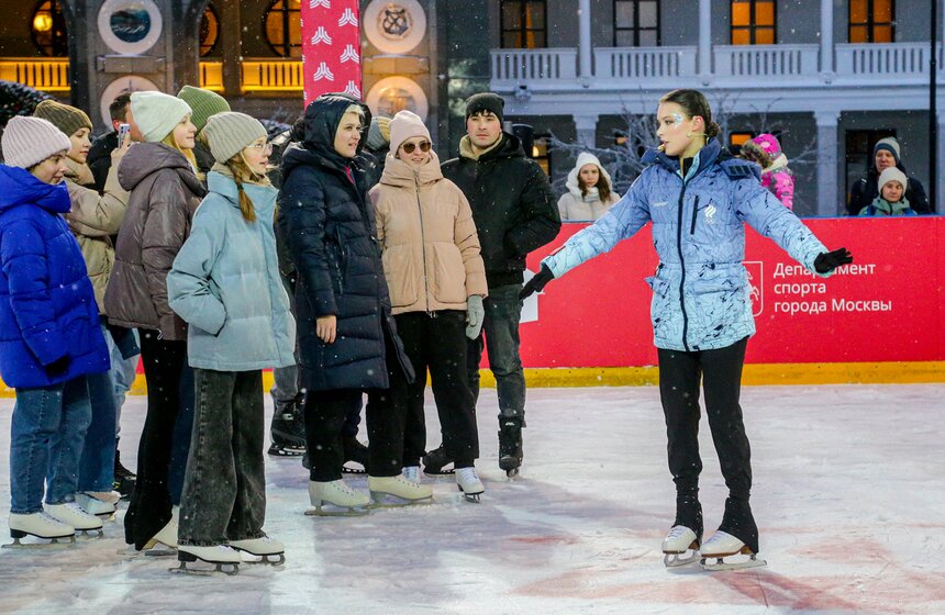 Каток с искусственным льдом открыли на Северном речном вокзале в столице 10 фото