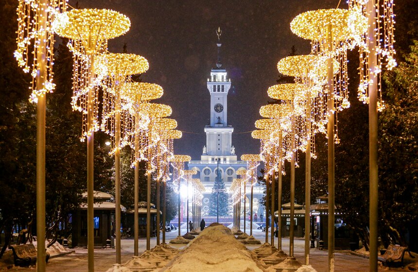 Каток с искусственным льдом открыли на Северном речном вокзале в столице 24 фото