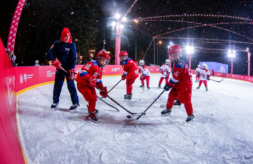 Каток с искусственным льдом открыли на Северном речном вокзале в столице 22 фото
