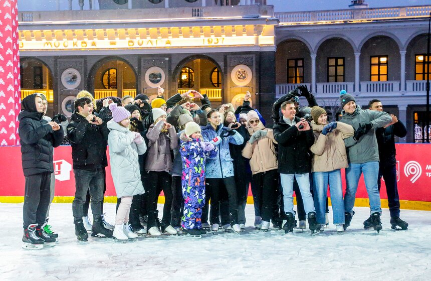Каток с искусственным льдом открыли на Северном речном вокзале в столице 12 фото