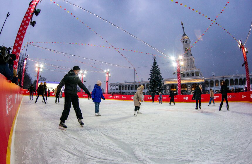 Каток с искусственным льдом открыли на Северном речном вокзале в столице 8 фото