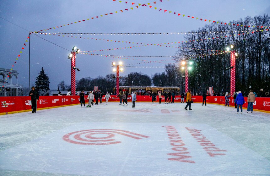 Каток с искусственным льдом открыли на Северном речном вокзале в столице 15 фото