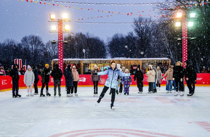 Каток с искусственным льдом открыли на Северном речном вокзале в столице 6 фото