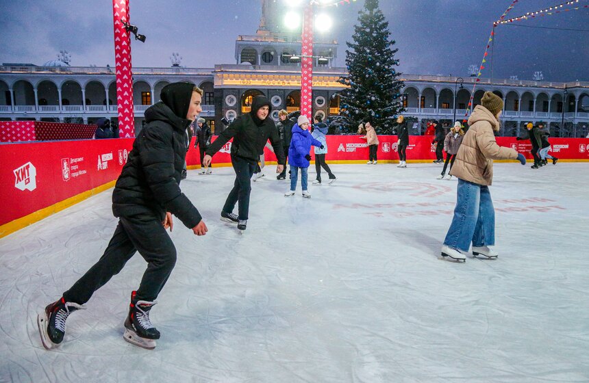 Каток с искусственным льдом открыли на Северном речном вокзале в столице 11 фото