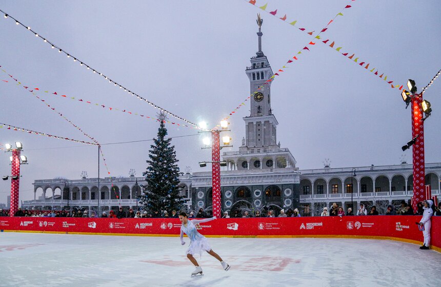 Каток с искусственным льдом открыли на Северном речном вокзале в столице 2 фото