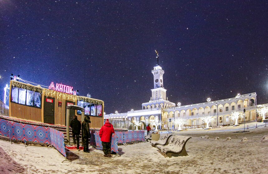 Каток с искусственным льдом открыли на Северном речном вокзале в столице 17 фото