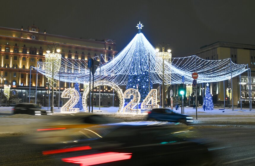 Почти 5 тыс световых конструкций украсили Москву к Новому году 1 фото