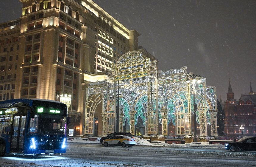 Почти 5 тыс световых конструкций украсили Москву к Новому году 24 фото