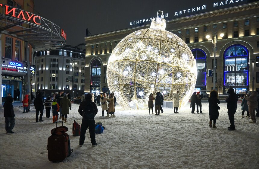 Почти 5 тыс световых конструкций украсили Москву к Новому году 17 фото