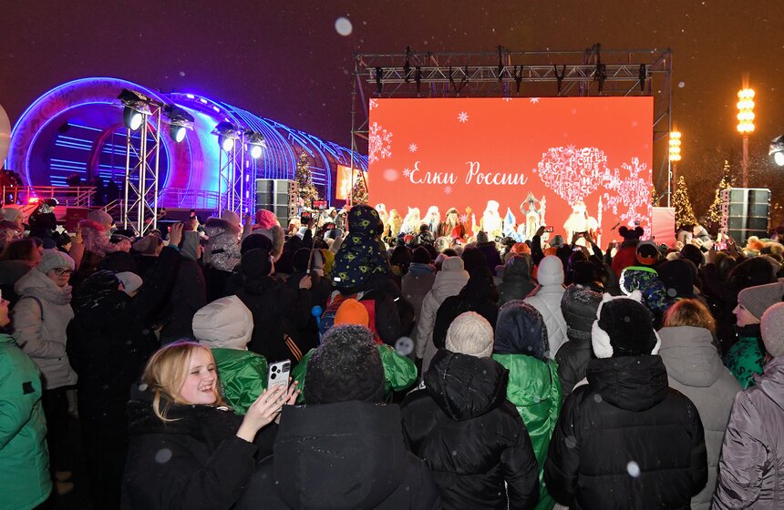 Елки 89 регионов России зажглись на ВДНХ 8 фото