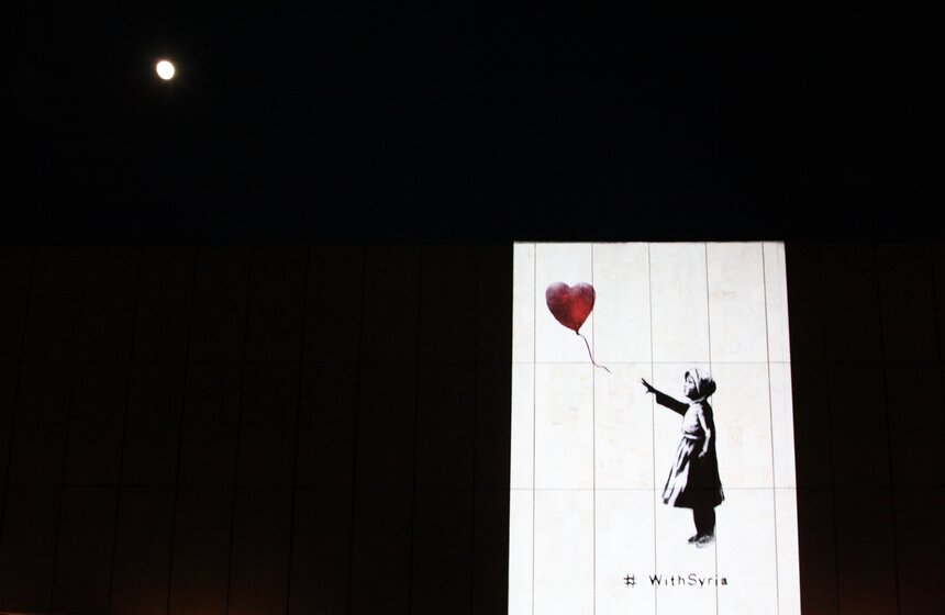 На стене Третьяковской галереи показали работу Бэнкси 10 фото