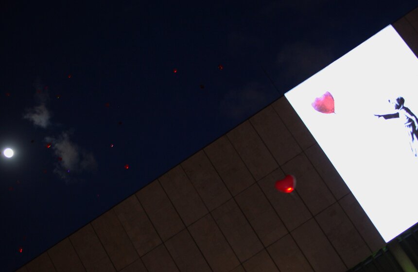 На стене Третьяковской галереи показали работу Бэнкси 9 фото