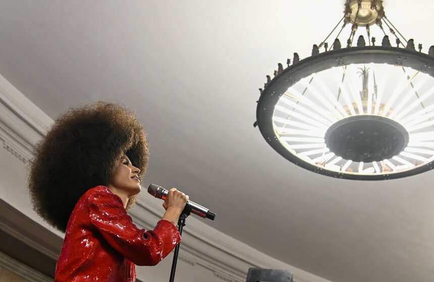 Певица Zivert выступила в столичном метро 1 фото