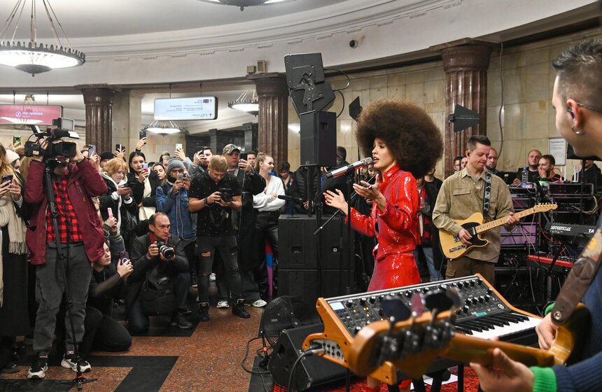 Певица Zivert выступила в столичном метро 12 фото