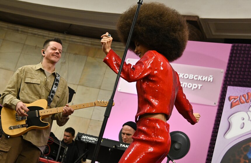 Певица Zivert выступила в столичном метро 7 фото