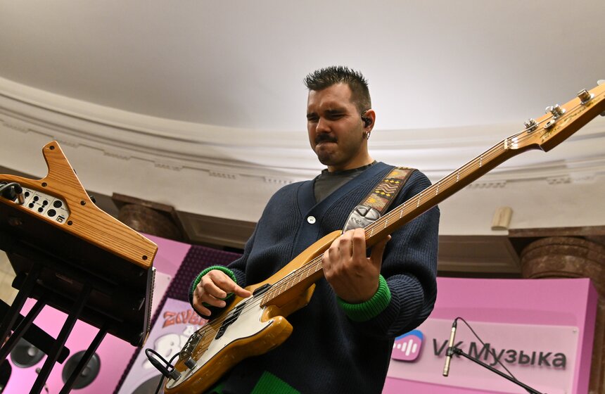 Певица Zivert выступила в столичном метро 5 фото