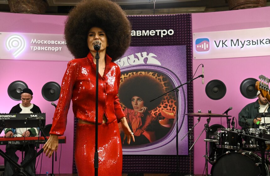 Певица Zivert выступила в столичном метро 11 фото