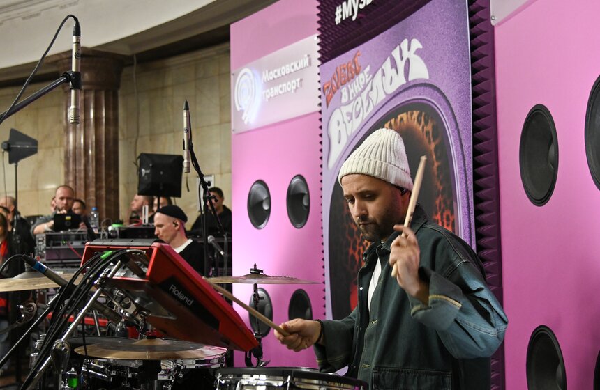 Певица Zivert выступила в столичном метро 3 фото