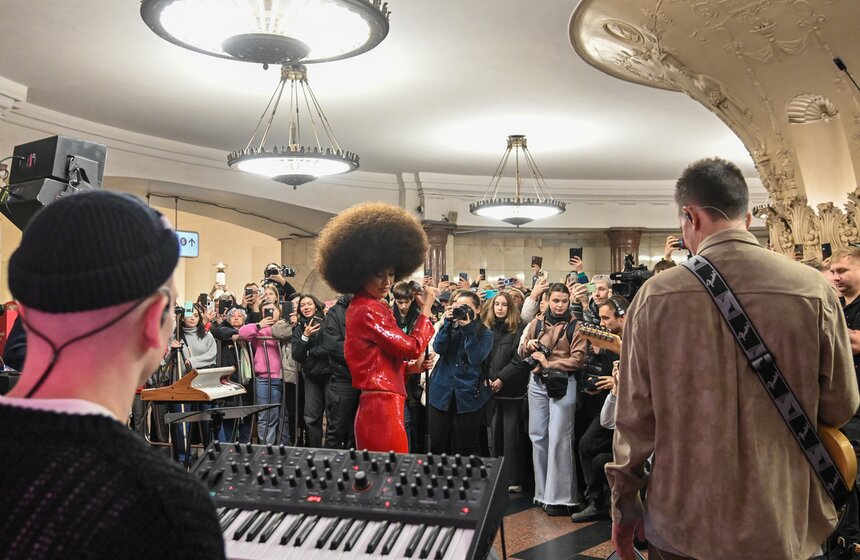 Певица Zivert выступила в столичном метро 2 фото